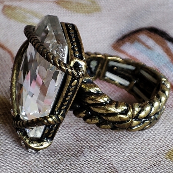 Emerald Cut Large Clear Stone Cocktail Ring Stretch Brass Tone Rhinestone Size 7 - Picture 10 of 11